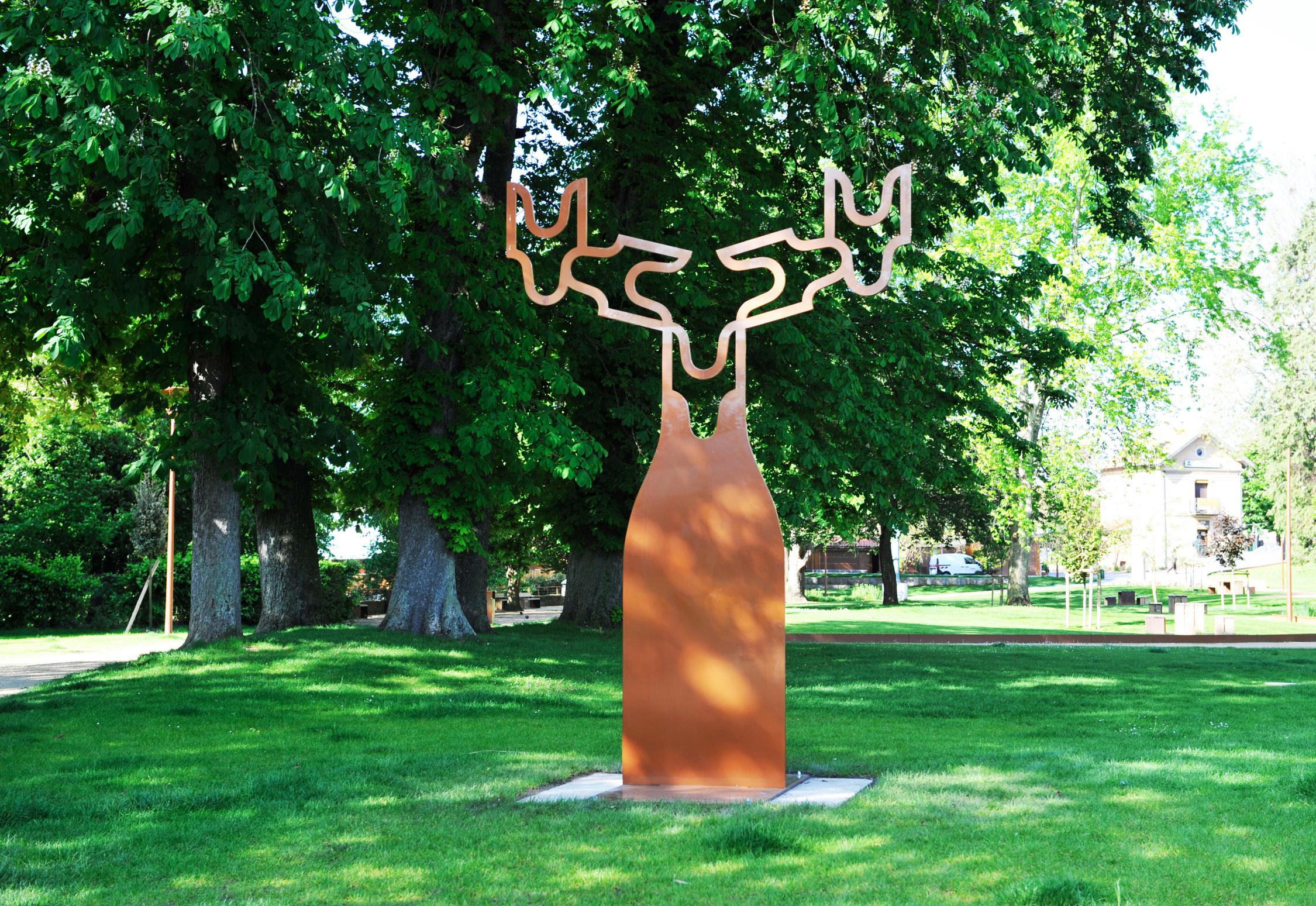 sculpture '' LE GRAND CERF '' - ici en espace public dans la Ville d'Issoire