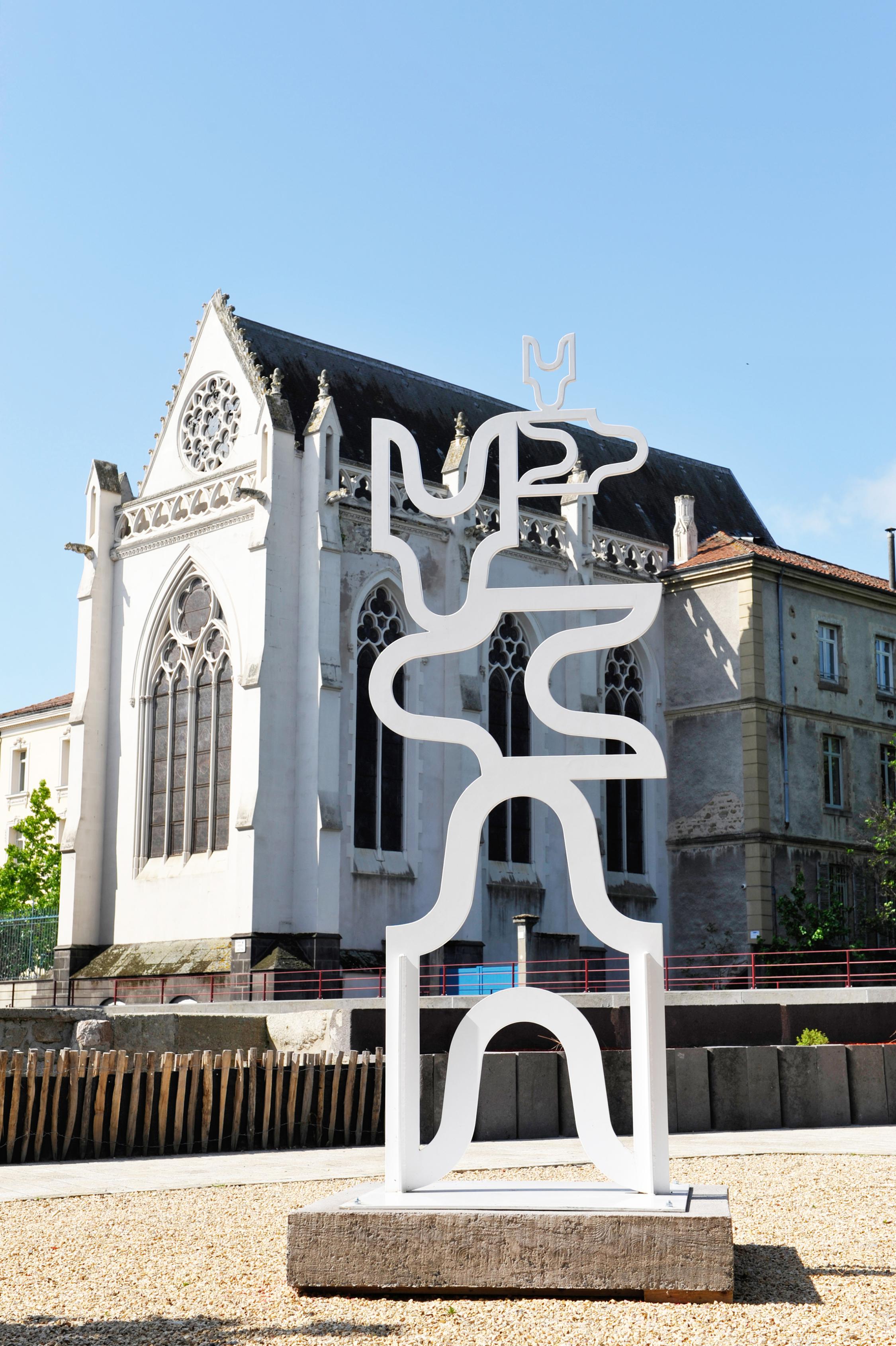 sculpture '' Le TOTEM 5 Modules '' - ici en espace public de la Ville d'Issoire