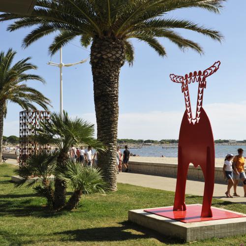 Sculptures en situation - exposition personnelle: 8 sculptures monumentales dont ici: ''le Taureau'' et ''la Tour triangulaire'