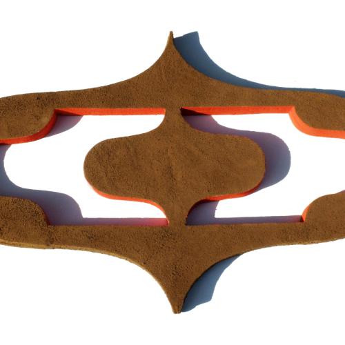 Installation : ''Les Yeux de la Terre'' ici un seul éléments (parmi les 16 de matériaux et dimensions identiques): terre crue sur extrudé + peinture - le champ intérieur présente par ailleurs des couleurs diverses- dim: 87x60x4 cm -
													installation sur mur, et ou sol - dimensions variables.