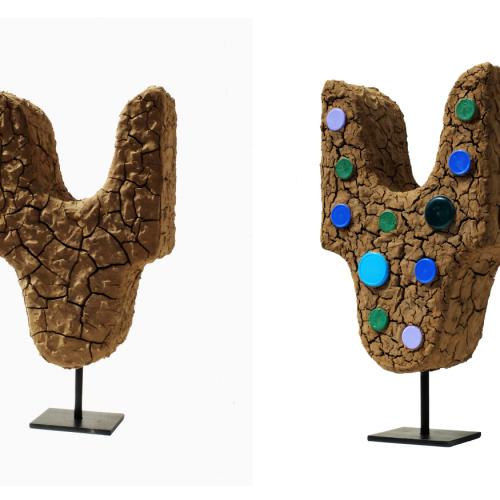 Sculpture- ''ST-S560'' - Terre crue + bouchons plastiques + extrudé - 50x26x15 cm - ici vues recto et verso.