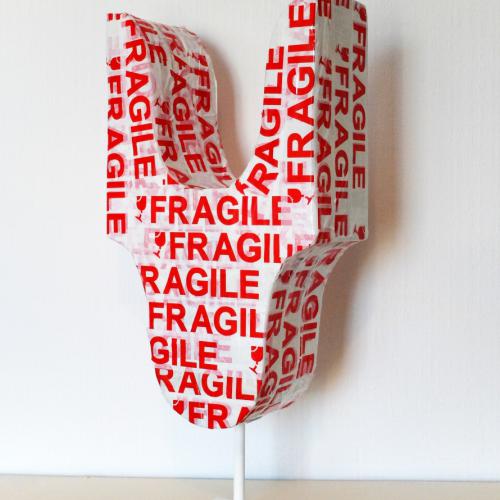 Sculpture de la série ''Fragile'' - ruban adhésif 5 cm, sur bois massif - 65x30x15 cm