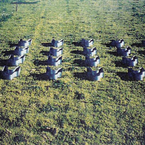 Installation ''La Quête de l'Eau'' - 24 pièces acier peint et contenu: eau de pluie - dimensions variables