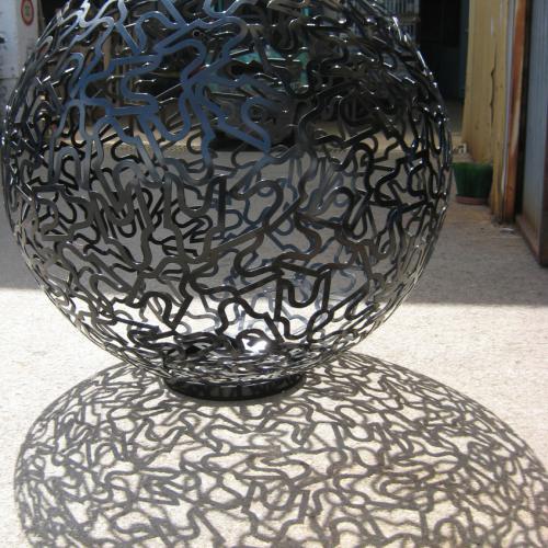 Sculpture de la série ''Les SPHERES JORDI'' :'''La perle noire'' - acier peint - 120 cm de diamètre ici - existent aussi en 45, 210, 300 et 390 cm - séries limitées