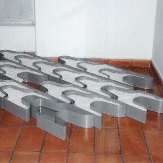 Installation ''Sans-Titre'' 16 pièces acier peint + contenu: fleur de sel et eau - dimensions variables- expo. de groupe au Musée Ziem de Martigues