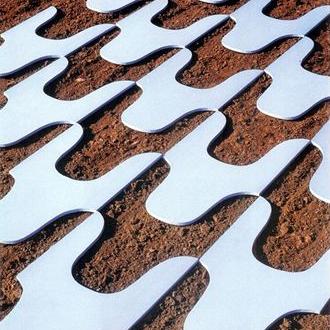 Installation ''Sans-Titre'' - 1 module en extrudé =100x60x2 cm - sur terre en plein champ- Vue partielle - dimensions variables