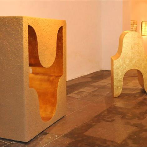 Installation ''ST-S158'' 2 volumes Yin Yang - polystyrène et enduit de terre crue et dorure à la feuille - 150x90x65 cm -173x113x68 cm.