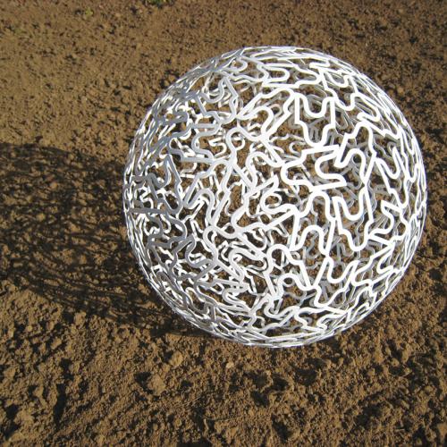 Sculpture de la série ''Les SPHERES JORDI'' acier thermo-laqué- ici diam.45 cm- existent aussi en 120, 210, 300, 390 cm - séries limitées -