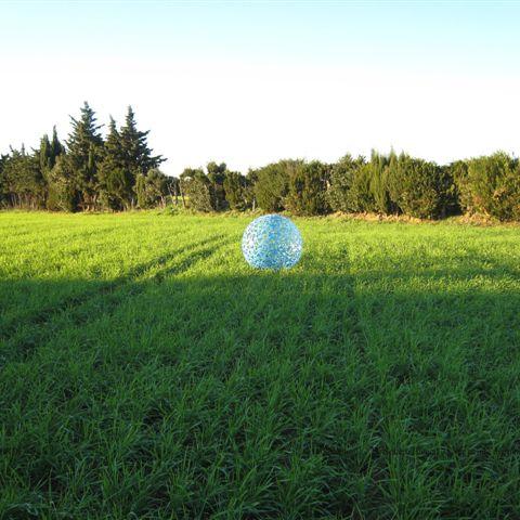 installation d'une sculpture de la série ''Les SPHERES JORDI'' acier peint-120 cm de diamètre ici ''la Planète Bleue''- existent aussi en: 45-210-300 et 390 cm