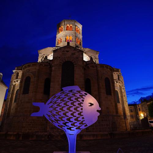 Sculpture ''le Poisson'' devant l'Abbatiale de la Ville d'Issoire