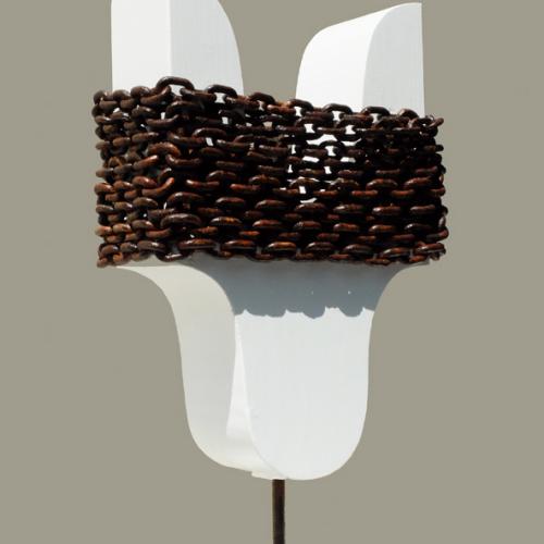 sculpture de la série ''Les Enchaînés'' B- bois massif+peinture+chaîne fer rouillé vernis- 62x29x22 cm