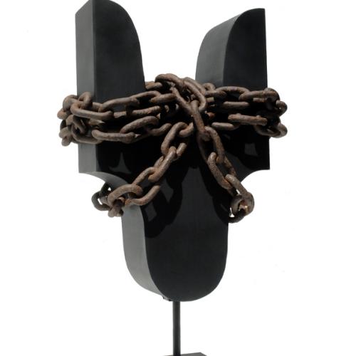 sculpture de la série ''Les Enchaînés'' N- bois massif+peinture+chaîne fer brut rouillé- 65x42x25 cm