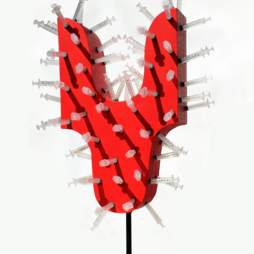 sculpture ''Sans-titre'' - peinture + 100 seringues sur résine- 73x50x30 cm