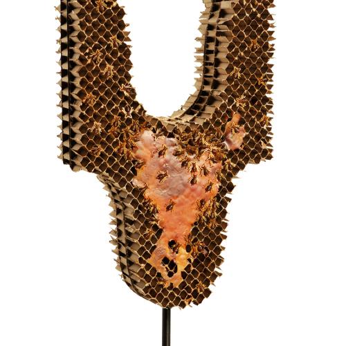 sculpture ''ST-S 674'' de la série ‘’les Ruches’’- structure cartonnée+extrudé+abeilles pvc sans ailes+miel+vernis– 65x32x13 cm