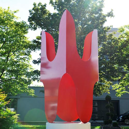 sculpture '' les 3 Faces ''- ici espace public de la ville d'Issoire