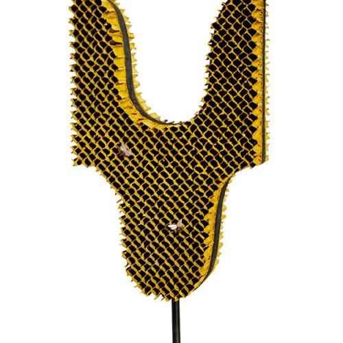 sculpture ''ST-S 670'' de la série ‘’les Ruches’’- structure cartonnée peinte+extrudé+2 abeilles pvc avec ailes+miel. 65x32x13 cm
