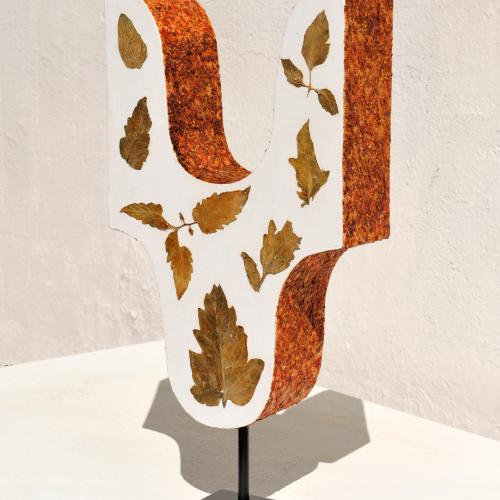 sculpture série''Eloge de la tomate''-feuilles graines sucs chairs peaux de tomate sur extrudé-64x32x14 cm