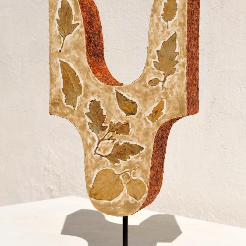 sculpture série''Eloge de la tomate''-feuilles graines sucs chairs peaux de tomate et jus de terre sur extrudé-64x32x14 cm