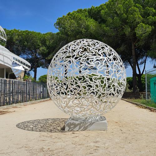 ''la SPHERE''JORDI - acier thermo-laqué 210 cm- commande du gr. Kaufman and Broad pour la Résidence ''Pure'' à la Gr.Motte- archi=F.Fontès