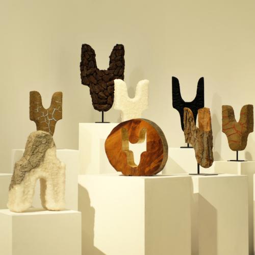 Sculpture en situation - expo ECCE-TERRA - dispositif N°1 - composé de 11 sculptures de séries différentes