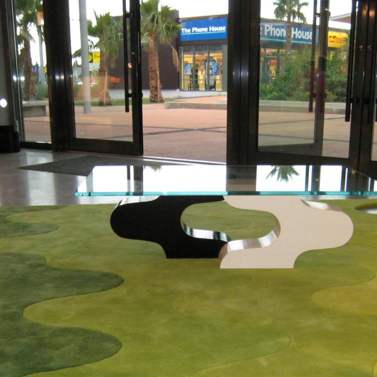 table ''BLACK and WHITE'' - 2 modules bois peint + verre ultra blanc trempé 19 mm- table exposée au magasin LIGNE ROSET - ici sur tapis Jordi en série limitée.