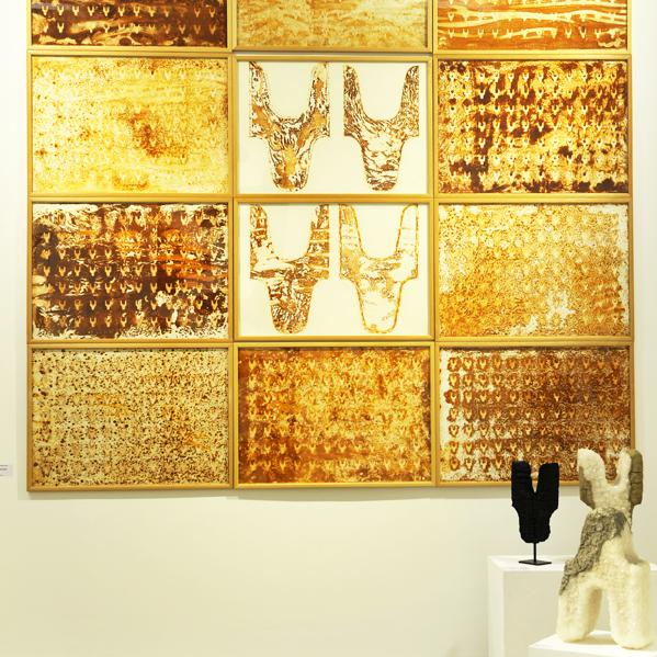 Installation murale : polyptique de 12 œuvres encadrées sous-verre -70x100cm chacune- de la série des ''Papiers rouillés''.